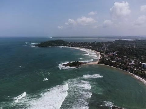 Aerial view of turquoise ocean waves crashing on the coast of Weligama Foto stock