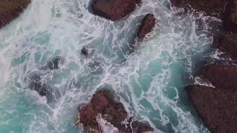 Aerial View – Turquoise Waves on Rocky Shoreline 库存影片 320437293