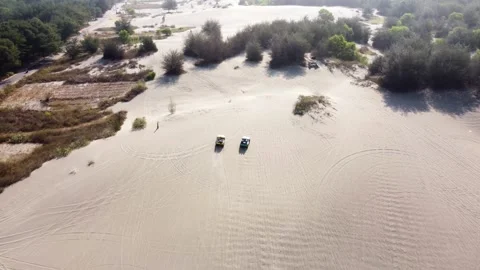 Aerial View of Two Off Road Vehicles Crossing Gumuk Pasir Parangkusumo Sand.. Vidéo 341549108