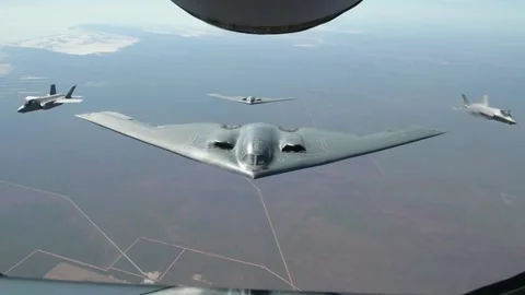 Aerial view of two U.S. Air Force B-2 Spirit flying with two RAAF F-35A's Vidéo 201928211