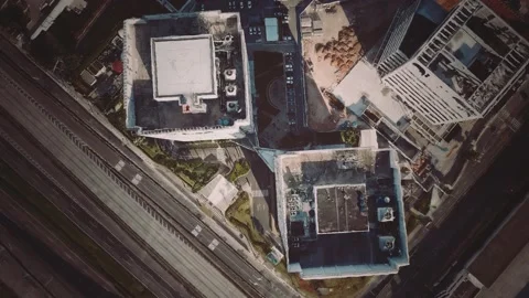 Aerial view of typical small town shopping center with parking Vídeo Stock 152983557