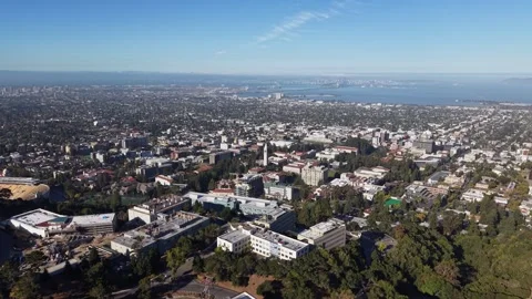 Aerial View of UC Berkeley Campus and San Francisco Bay on a Clear Day – Drone 스톡 동영상 344951457