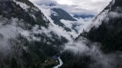 Aerial view of the Upper Bheri River and waterfall trail in Dolpa, Nepal 库存影片 323035920