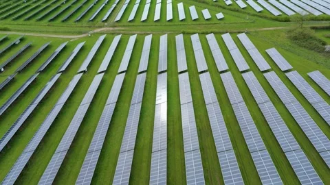 Aerial View of Utility-Scale Solar PV Farm in Packington Leicestershire 스톡 동영상 345009772