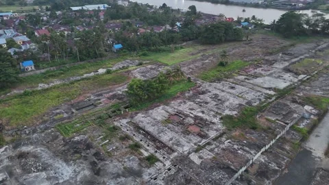 Aerial View of Vacant Riverside Plot and Neighborhood at Dusk 動画素材 347459977