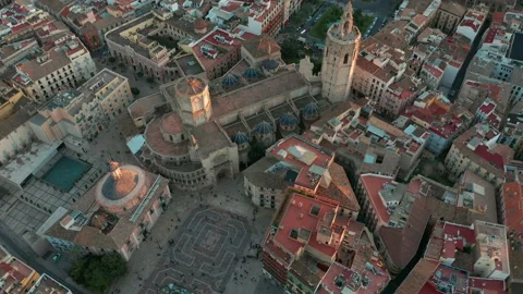 Aerial view. Valencia, Spain panning around the Miguelet Bell Tower and Vídeo Stock 135437695