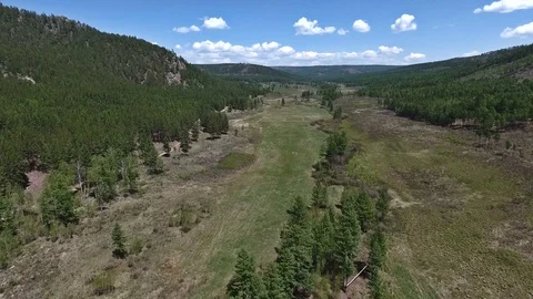Aerial view of the valley located between the mountains Vídeos de archivo 75042228