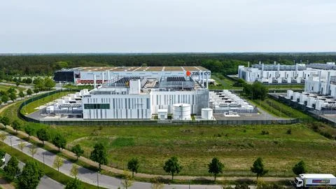 Aerial View of Vantage Data Center and Zalando Site in Ludwigsfelde Фото