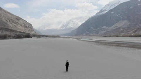 Aerial view of a vast riverbed in the mountains of Pakistan, highlighting the 스톡 동영상 317957997