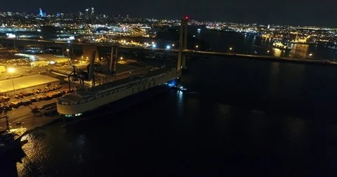 Aerial View of Vehicle Carrier Ship Leaving Port of Philadelphia at Night 스톡 동영상 73371453