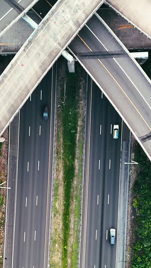 Aerial view of vehicles moving through layered highway overpasses... Vídeo Stock 344332626