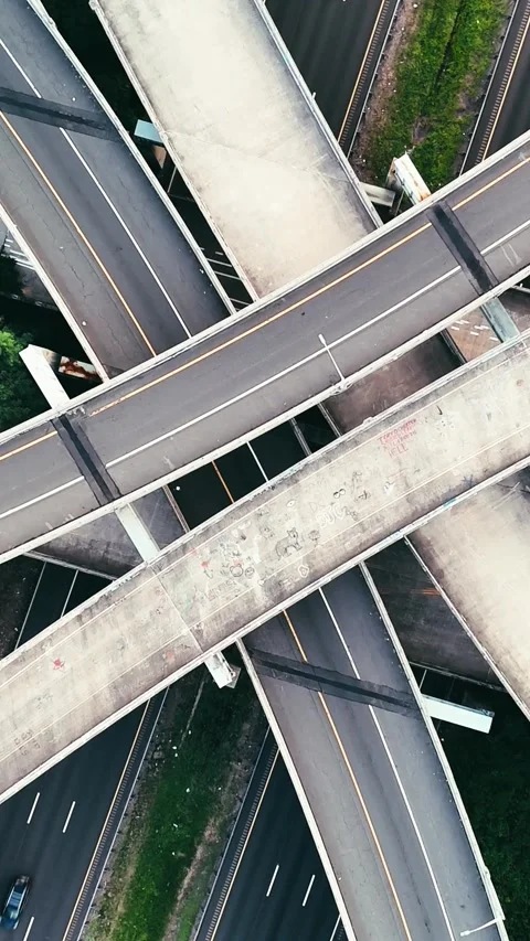 Aerial view of vehicles moving through layered highway overpasses... Vídeo Stock 344332628