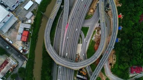 Aerial view. Vehicles passing complex expressway intersection in the city. Vídeos de archivo 81800972