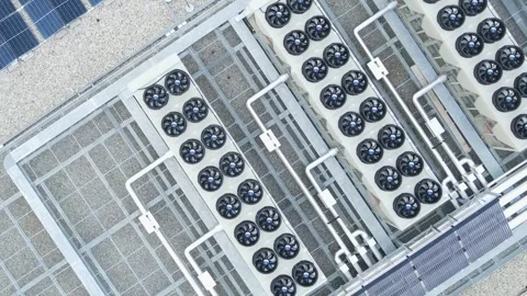 Aerial view of ventilators and HVAC systems on data center rooftop 库存影片 339876569