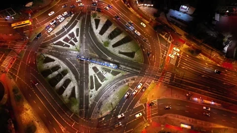 Aerial view of vibrant city intersection at night with dynamic traffic flow Vidéo 347791205