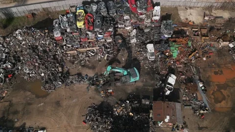 Aerial view video of a car dump, where a machine is seen separating old cars 스톡 동영상 236993980