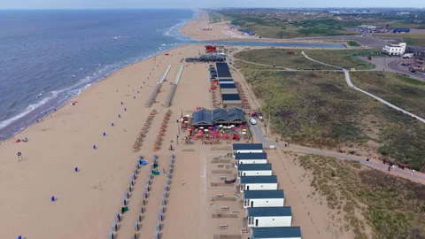 Aerial view video clip of Katwijk aan Zee sandy beach, beach houses, sun Vidéo 341974547