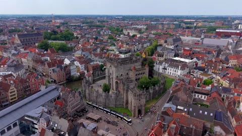Aerial view video clip of medieval Gravensteen Castle, Leie river canal Vidéo 341801319