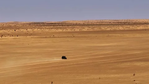 Aerial view of a vintage Range Rover Classic driving through the vast Tunisian 動画素材 335164611