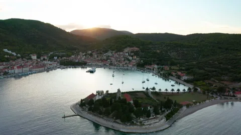 Aerial view of Vis town at sunset on Vis island, Croatia. Vídeo Stock 148221003
