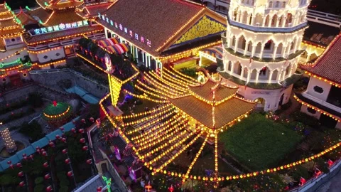 Aerial view visitor enjoy the view at Kek Lok Si Temple Vidéo 197010548