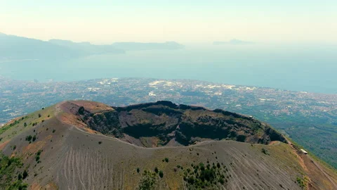 Aerial view of volcano Mount Vesuvius, volcanic terrain inside crater - Italy 库存影片 138940455
