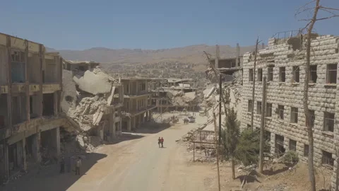 Aerial view of the war-torn Syrian city of Deir ez-Zor. Video stock 170133548