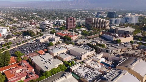 Aerial View of Warner Bros. Studios and Surrounding Buildings in Burbank, Los Vídeos de archivo 319006305