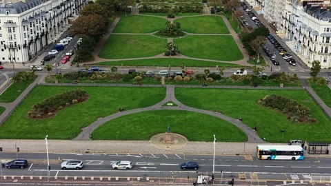 Aerial view of Warrior Square Gardens and seafront, St Leonards-on-Sea, East Vídeos de archivo 328077441