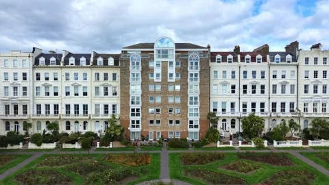 Aerial view of Warrior Square Gardens and seafront, St Leonards-on-Sea, East Vídeos de archivo 328077874