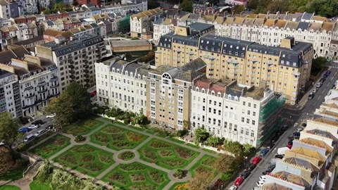 Aerial view of Warrior Square Gardens and seafront, St Leonards-on-Sea, East Vídeos de archivo 328077973