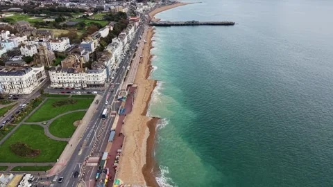 Aerial view of Warrior Square Gardens and seafront, St Leonards-on-Sea, East Vídeos de archivo 328078669