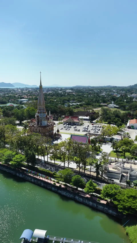 Aerial View of Wat Chalong Temple Beside Pond 库存影片 341506830