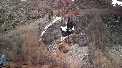 Aerial view of water falls Eastern Sierra mountains in spring time near Bis.. 스톡 동영상 310906161