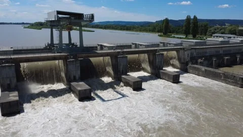 Aerial view of water rushing through open weir gates, Inn river 库存影片 338301401