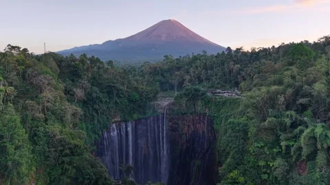 Aerial view of a waterfall cascading into a deep gorge Vídeos de archivo 345500238