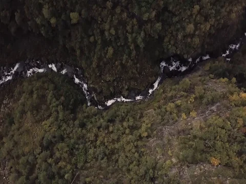 Aerial View of Waterfall Flowing with Trees in Forest in Norway. Top down Twist. 스톡 동영상 82981016