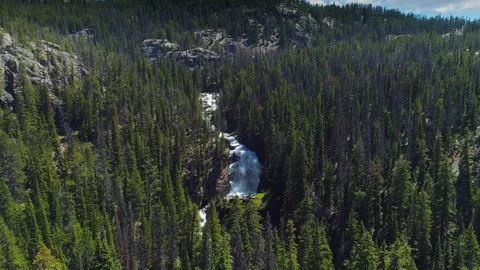 Aerial view of a waterfall in the rugged Beartooth Mountains, Montana Vidéo 267128702