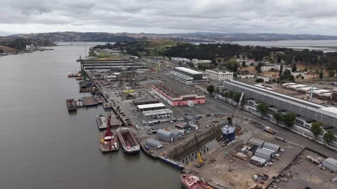 Aerial View of the Waterfront &amp; Docks at Mare Island Shipyard, Vallejo CA 4K Vídeo Stock 337264420