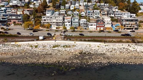 Aerial View of Waterfront Homes Along Marine Drive in White Rock, BC Vídeos de archivo 345845778