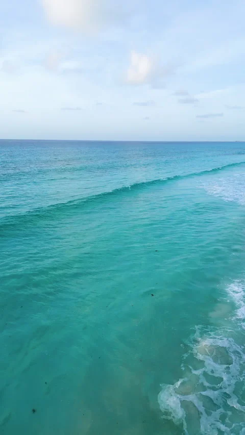 Aerial view of waves and the beach with the Cancun hotel zone 스톡 동영상 342089945