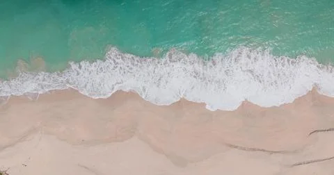 Aerial view of waves breaking on beach in Lombok Stockfoto's