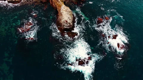 Aerial view of waves breaking on rocky outcrop, Bulgaria 스톡 동영상 340410393