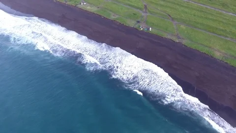 Aerial view of waves breaking on sandy beach. Vídeo Stock 104198471