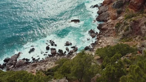 Aerial view waves breaks on rocks on tropical island. Video stock 166416971
