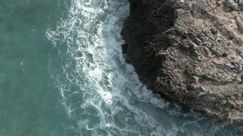 Aerial view waves crash on the rocks. Slow motion 4K 库存影片 253185470