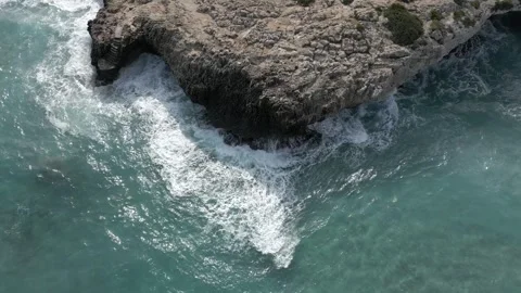 Aerial view waves crash on the rocks. Slow motion 4K 库存影片 253185981