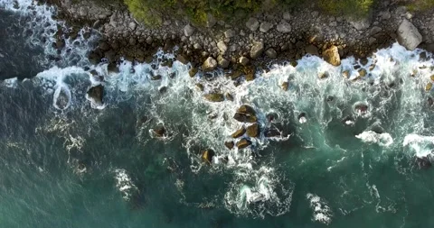 Aerial view of waves crashing on the rocks 库存影片 201400641