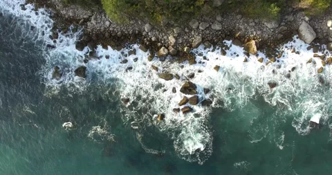 Aerial view of waves crashing on rocks 库存影片 201400663