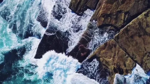 Aerial View of Waves crushing over the Rocks Video stock 112468887